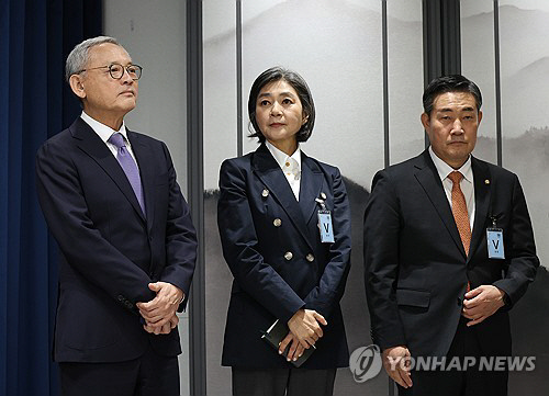 유인촌 문화체육관광부 장관 후보자(왼쪽부터), 김행 여성가족부 장관 후보자, 신원식 국방부 장관 후보자가 13일 서울 용산 대통령실 청사에서 열린 김대기 대통령 비서실장의 2차 개각 발표 브리핑에 배석하고 있다. 연합뉴스
